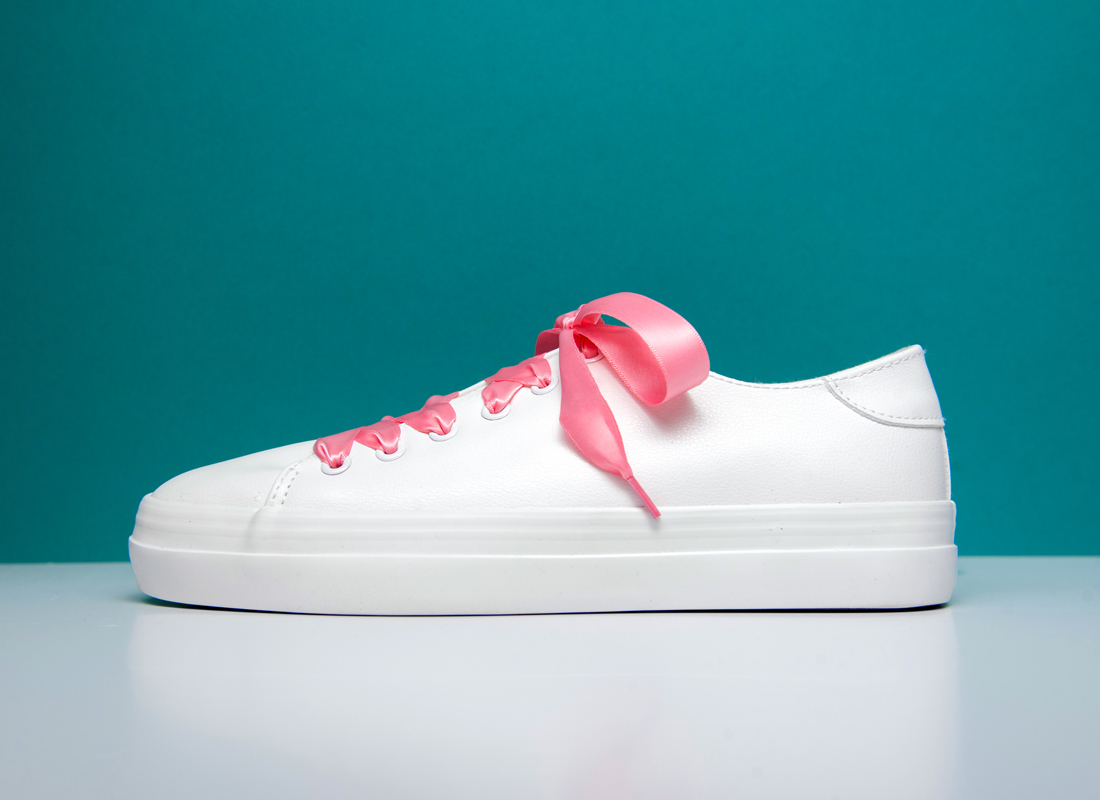 Schuh in weiß mit pinken Senkeln