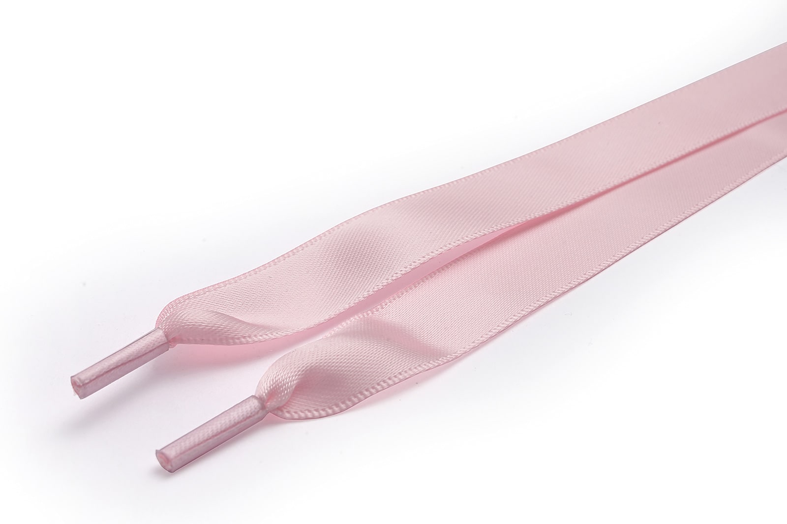 Flache Satinsenkel – Glanz & Eleganz